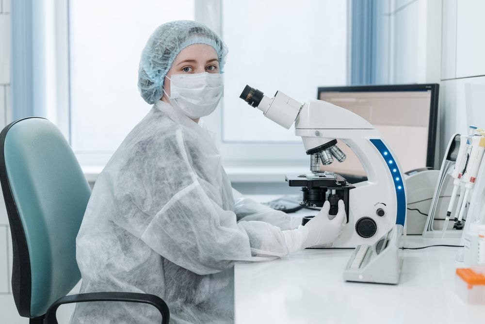 Professionista di laboratorio al microscopio